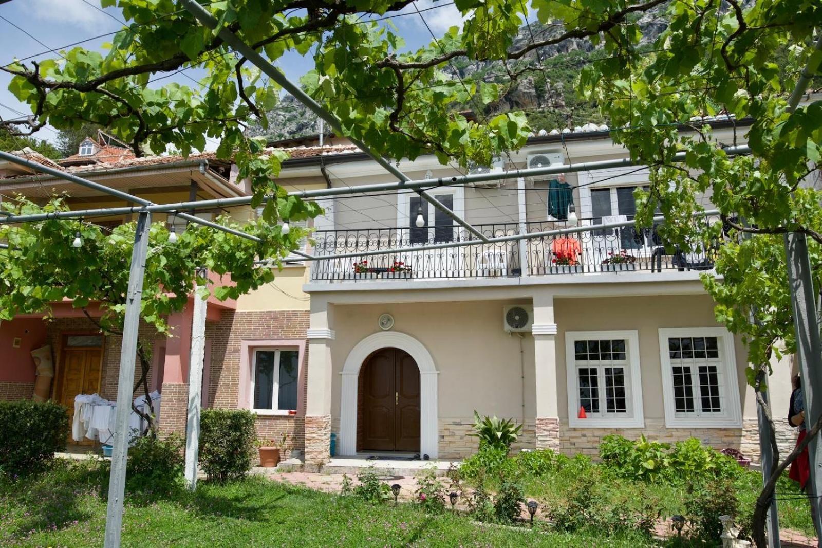 Garden Villa Guni Kruje Bagian luar foto